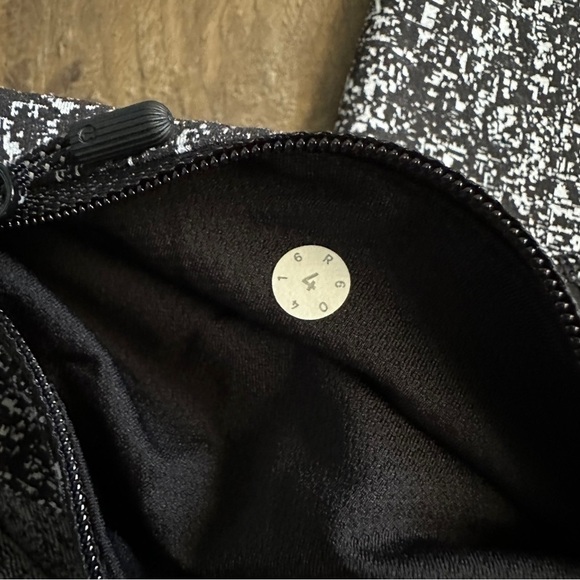 Lululemon Pace Rival 19" Crop Legging in Power Luxtreme Suited Jacquard - Size 4 - Picture 9 of 11